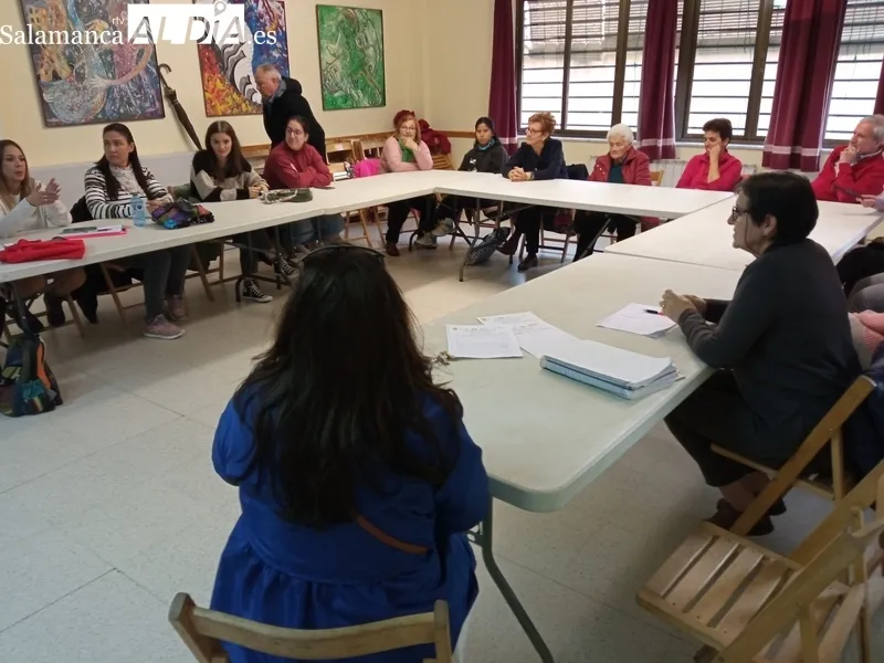 Momento de la reunión de las asociaciones que trabajan en los distintos programas de mayores, ayuntamientos implicados,  profesionales, personas mayores, cuidadoras y familiares
