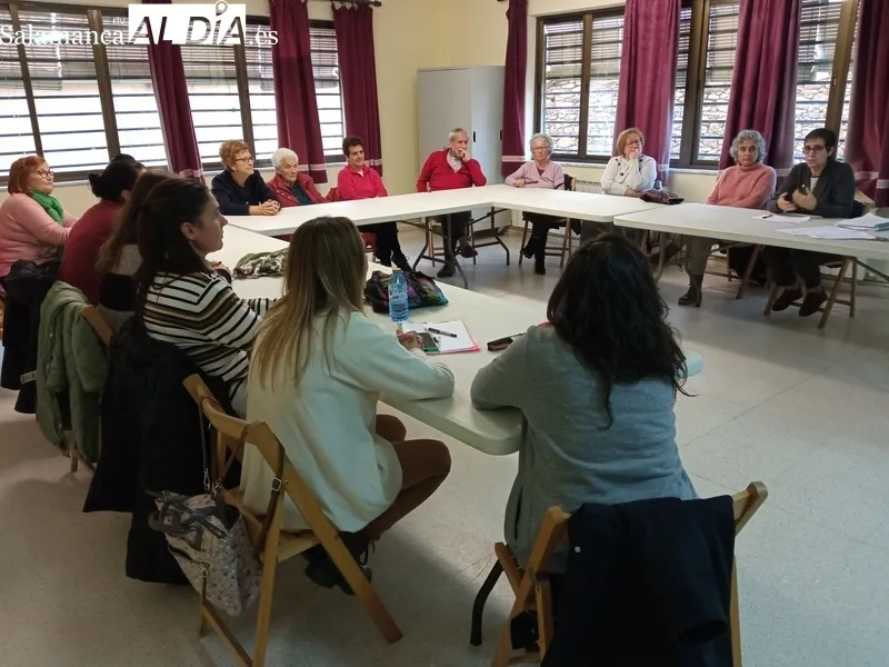 Momento de la reunión de las asociaciones que trabajan en los distintos programas de mayores, ayuntamientos implicados,  profesionales, personas mayores, cuidadoras y familiares