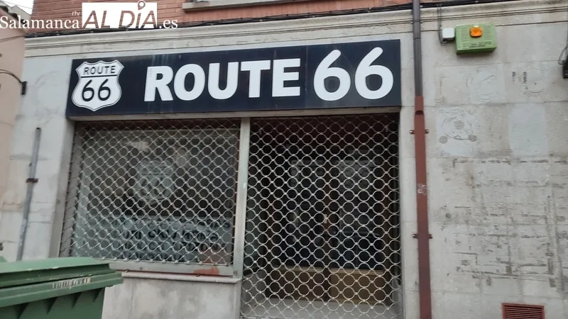 Algunos de los negocios de la calle principal de Vitigudino cerrados los últimos años, en su mayoría por jubilación, y que no encuentran relevo / CORRAL 