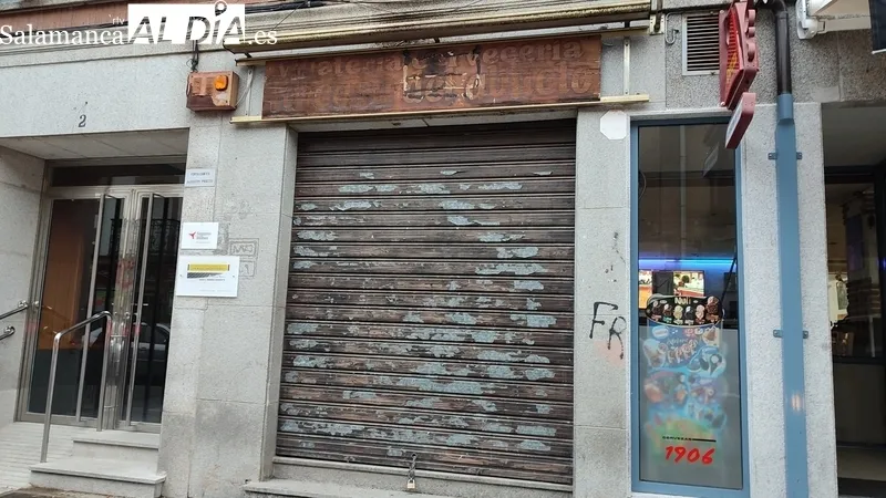Algunos de los negocios de la calle principal de Vitigudino cerrados los últimos años, en su mayoría por jubilación, y que no encuentran relevo / CORRAL 
