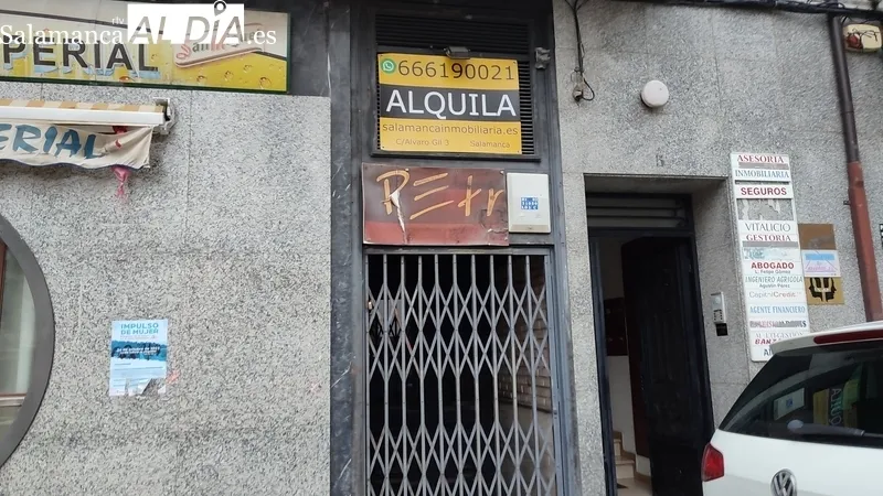 Algunos de los negocios de la calle principal de Vitigudino cerrados los últimos años, en su mayoría por jubilación, y que no encuentran relevo / CORRAL 