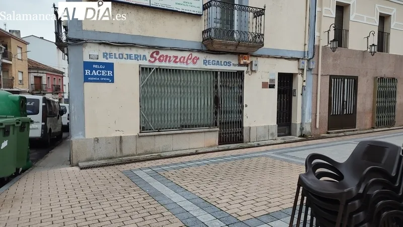 Algunos de los negocios de la calle principal de Vitigudino cerrados los últimos años, en su mayoría por jubilación, y que no encuentran relevo / CORRAL 