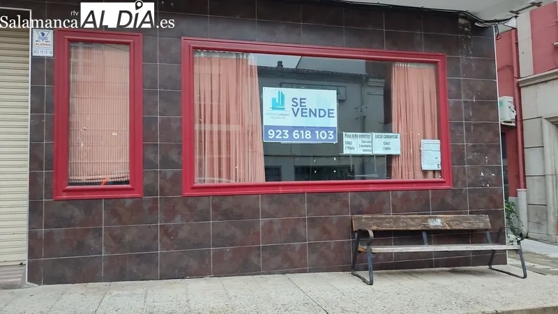 Algunos de los negocios de la calle principal de Vitigudino cerrados los últimos años, en su mayoría por jubilación, y que no encuentran relevo / CORRAL 