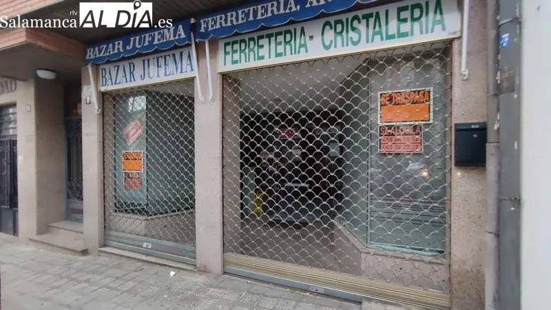 Algunos de los negocios de la calle principal de Vitigudino cerrados los últimos años, en su mayoría por jubilación, y que no encuentran relevo / CORRAL 