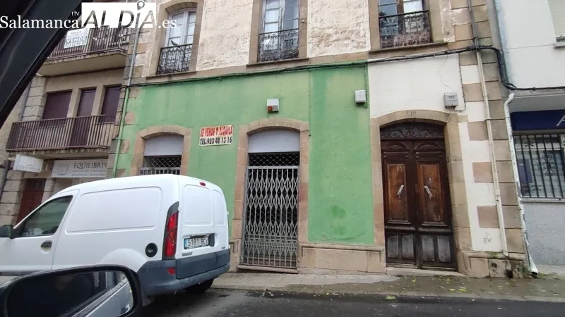 Algunos de los negocios de la calle principal de Vitigudino cerrados los últimos años, en su mayoría por jubilación, y que no encuentran relevo / CORRAL 