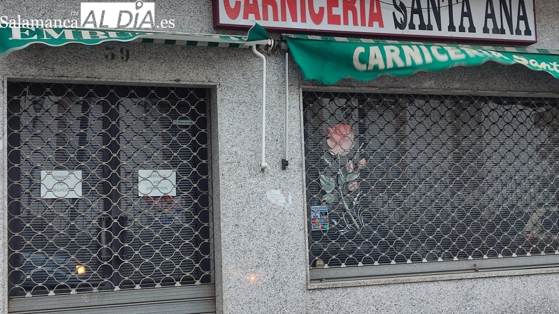Algunos de los negocios de la calle principal de Vitigudino cerrados los últimos años, en su mayoría por jubilación, y que no encuentran relevo / CORRAL 