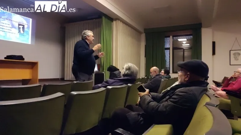 Interesante charla de Juan Antonio Sánchez sobre la importancia de los hongos en la ecología, actividad que cerraba una jornada que arrancaba con la recolección de setas en el campo 