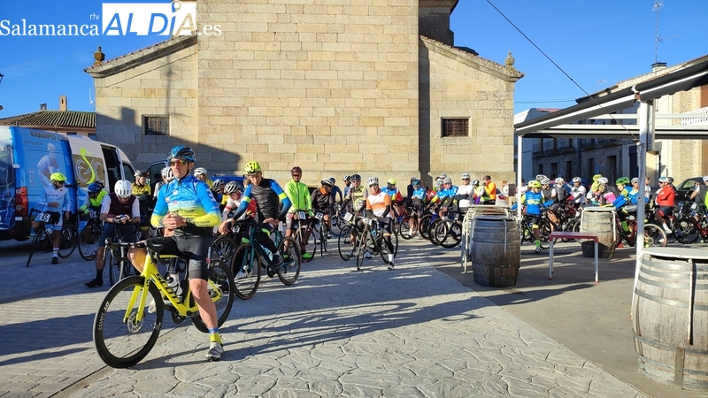 Medio centenar de ciclistas toman la salida en Barruecopardo en la Marcha Cicloturista Arribes-Abadengo