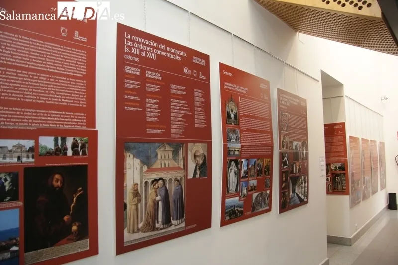 A la inauguración de la muestra acudían el alcalde, Javier Muñiz (der..) y los concejales Chago Vicente e Isabel Cañizal / CORRAL 