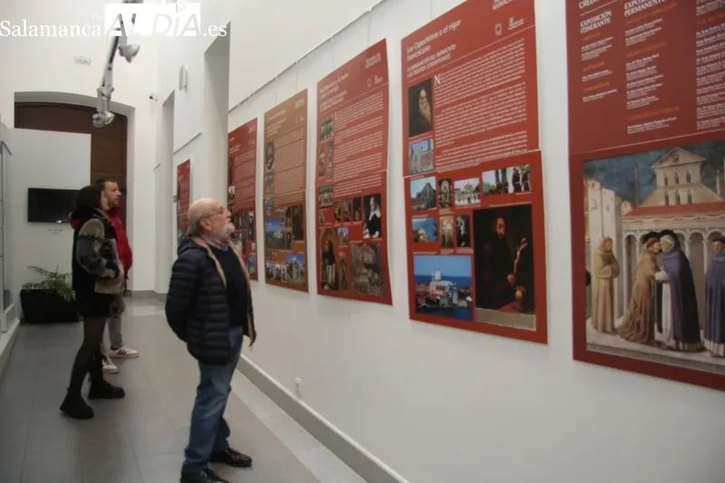A la inauguración de la muestra acudían el alcalde, Javier Muñiz (der..) y los concejales Chago Vicente e Isabel Cañizal / CORRAL 