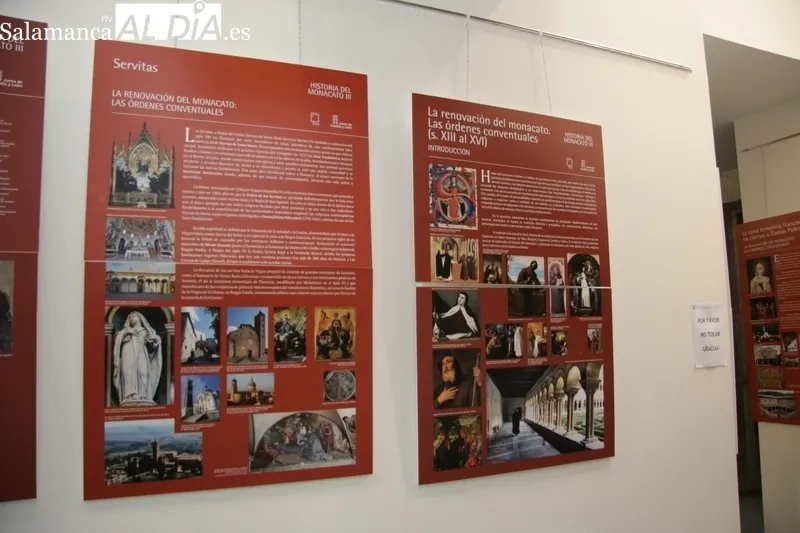 A la inauguración de la muestra acudían el alcalde, Javier Muñiz (der..) y los concejales Chago Vicente e Isabel Cañizal / CORRAL 