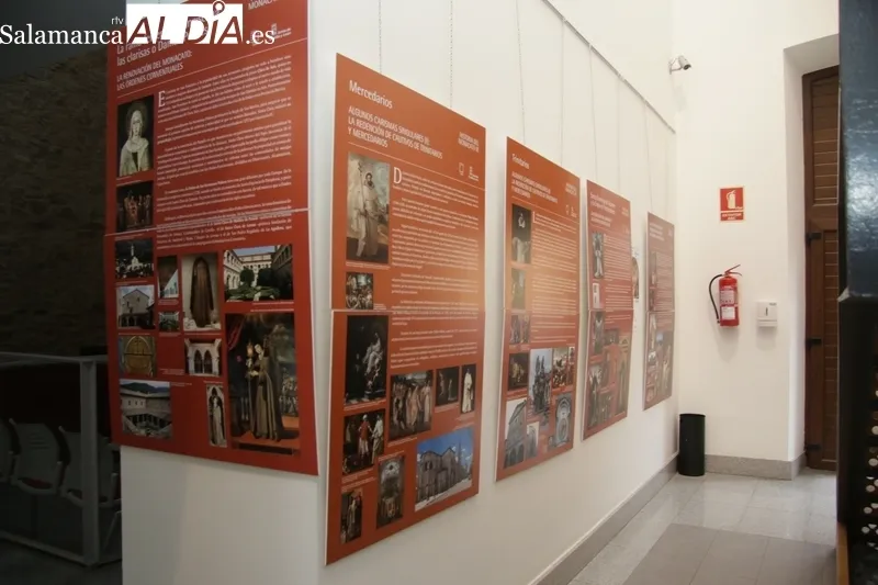 A la inauguración de la muestra acudían el alcalde, Javier Muñiz (der..) y los concejales Chago Vicente e Isabel Cañizal / CORRAL 