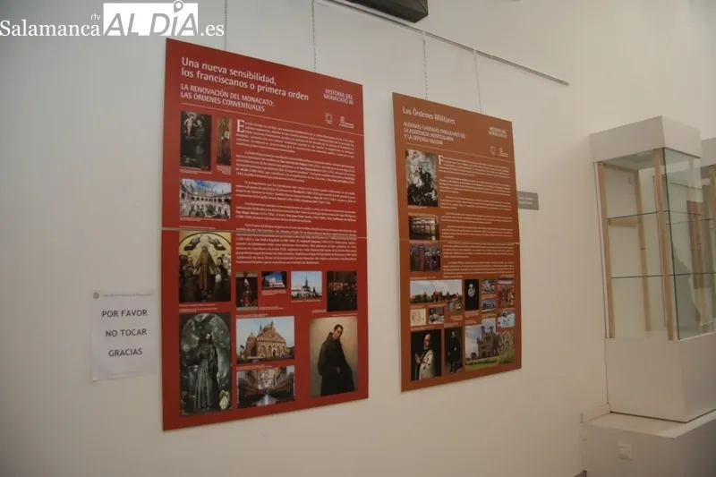 A la inauguración de la muestra acudían el alcalde, Javier Muñiz (der..) y los concejales Chago Vicente e Isabel Cañizal / CORRAL 