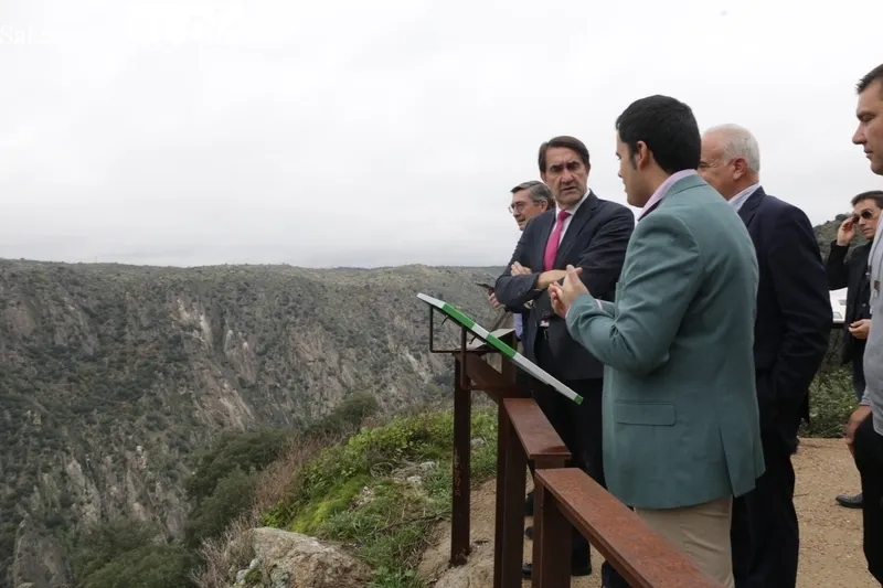 Visita del consejero de Fomento y Medio Ambiente al Mirador del Fraile en Aldeadávila de la Ribera / CORRAL