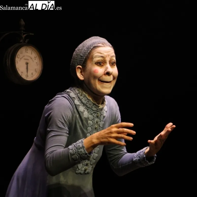 Momento del espectáculo 'Estación Paraíso' de la compañía La Maquiné incluido en el programa Provincia a Escena promovido por la Diputación de Salamanca