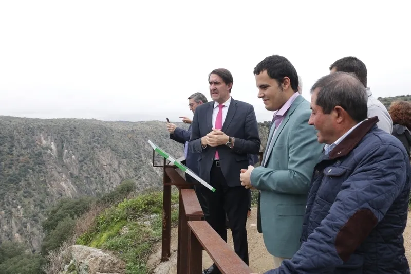 Visita del consejero de Fomento y Medio Ambiente al Mirador del Fraile en Aldeadávila de la Ribera / CORRAL