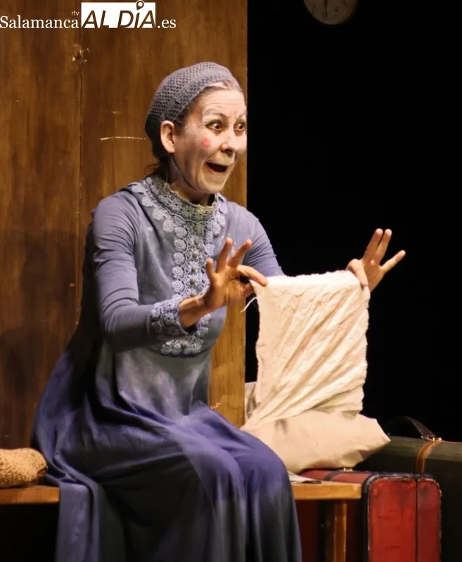 Momento del espectáculo 'Estación Paraíso' de la compañía La Maquiné incluido en el programa Provincia a Escena promovido por la Diputación de Salamanca