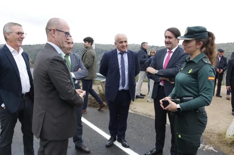 Visita del consejero de Fomento y Medio Ambiente al Mirador del Fraile en Aldeadávila de la Ribera / CORRAL
