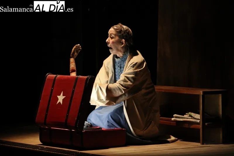Momento del espectáculo 'Estación Paraíso' de la compañía La Maquiné incluido en el programa Provincia a Escena promovido por la Diputación de Salamanca