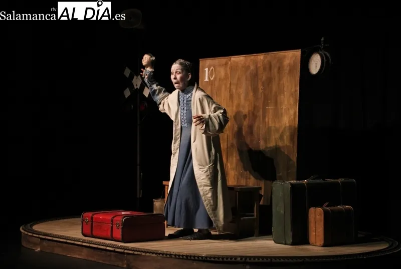 Momento del espectáculo 'Estación Paraíso' de la compañía La Maquiné incluido en el programa Provincia a Escena promovido por la Diputación de Salamanca