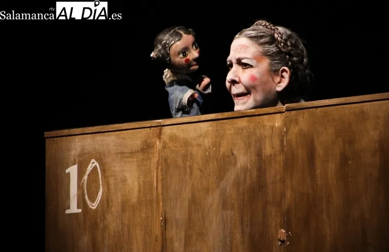 Momento del espectáculo 'Estación Paraíso' de la compañía La Maquiné incluido en el programa Provincia a Escena promovido por la Diputación de Salamanca