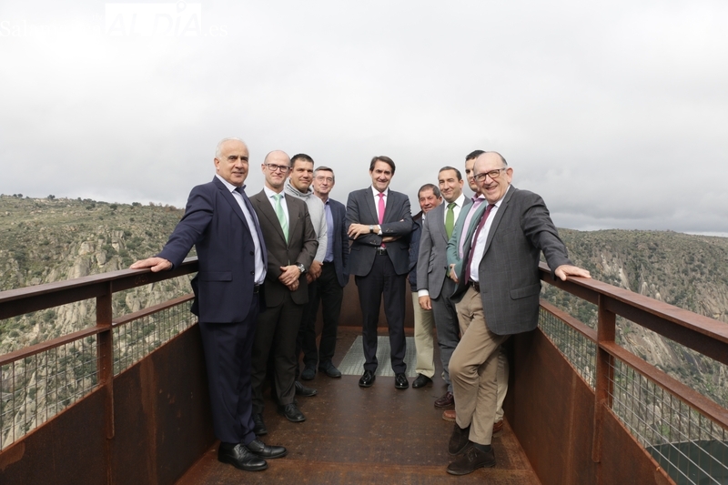 Visita del consejero de Fomento y Medio Ambiente al Mirador del Fraile en Aldeadávila de la Ribera / CORRAL