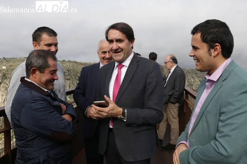 Visita del consejero de Fomento y Medio Ambiente al Mirador del Fraile en Aldeadávila de la Ribera / CORRAL
