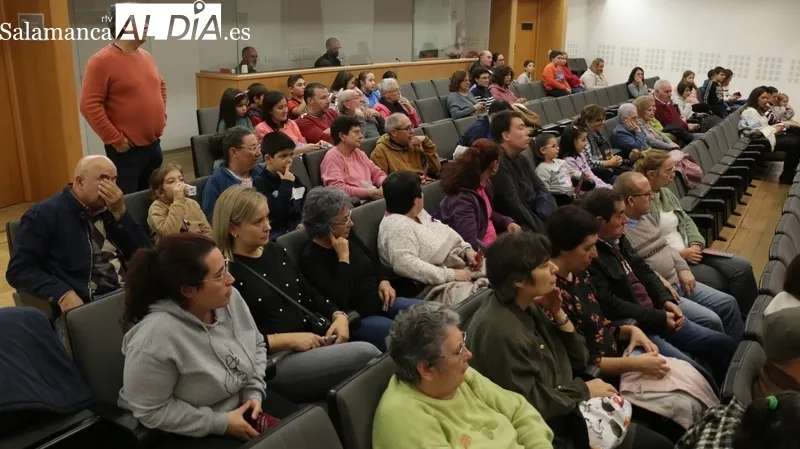 Buena afluencia en el Centro Cultural de Vitigudino para ver 'Alas para Alex' / CORRAL