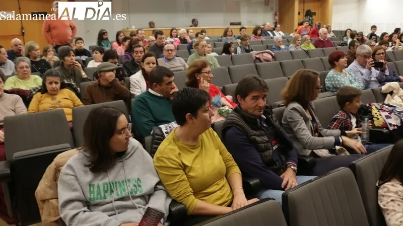 Buena afluencia en el Centro Cultural de Vitigudino para ver 'Alas para Alex' / CORRAL