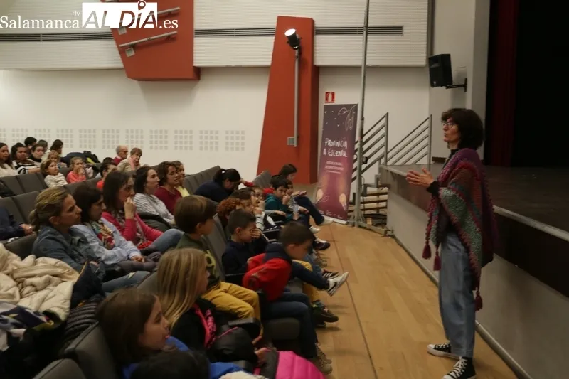 Buena afluencia en el Centro Cultural de Vitigudino para ver 'Alas para Alex' / CORRAL
