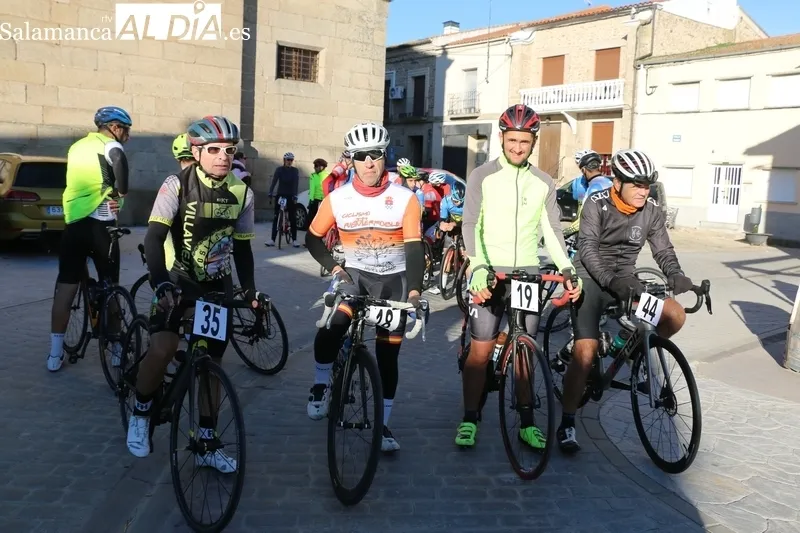 Algo más de medio centenar de ciclistas salían de la Plaza de Barruecopardo en la III Marcha Cicloturista Arribes-Abadengo / CORRAL