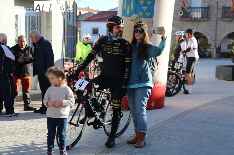 Algo más de medio centenar de ciclistas salían de la Plaza de Barruecopardo en la III Marcha Cicloturista Arribes-Abadengo / CORRAL