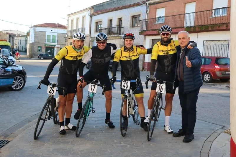 Algo más de medio centenar de ciclistas salían de la Plaza de Barruecopardo en la III Marcha Cicloturista Arribes-Abadengo / CORRAL