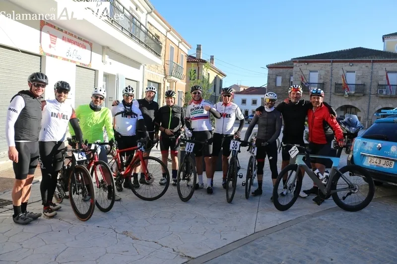 Algo más de medio centenar de ciclistas salían de la Plaza de Barruecopardo en la III Marcha Cicloturista Arribes-Abadengo / CORRAL