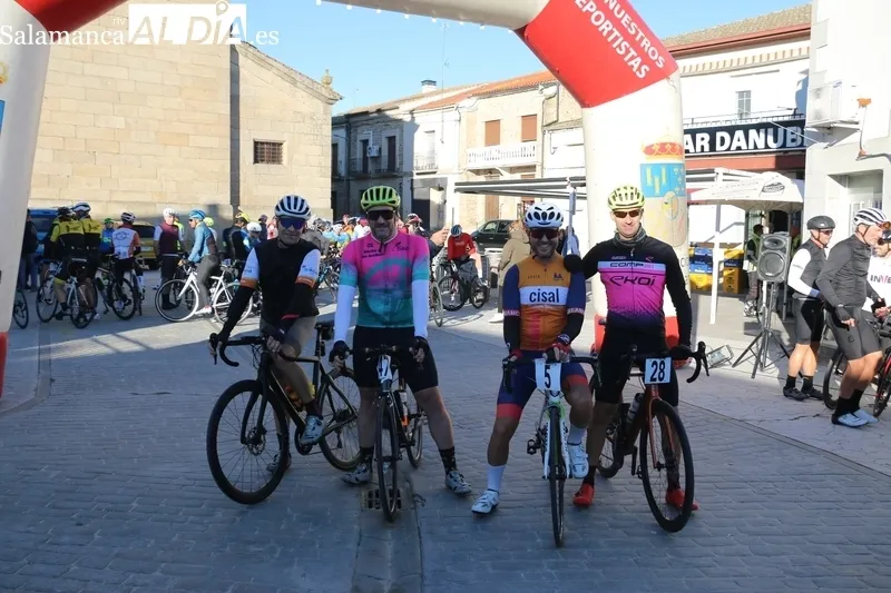 Algo más de medio centenar de ciclistas salían de la Plaza de Barruecopardo en la III Marcha Cicloturista Arribes-Abadengo / CORRAL