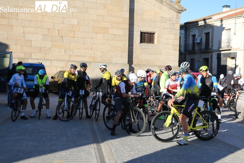 Algo más de medio centenar de ciclistas salían de la Plaza de Barruecopardo en la III Marcha Cicloturista Arribes-Abadengo / CORRAL
