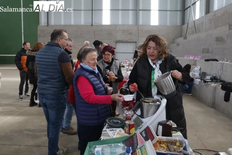 Exito del mercadillo solidario celebrado en Villar de Peralonso a beneficio de Cruz Roja / CORRAL 