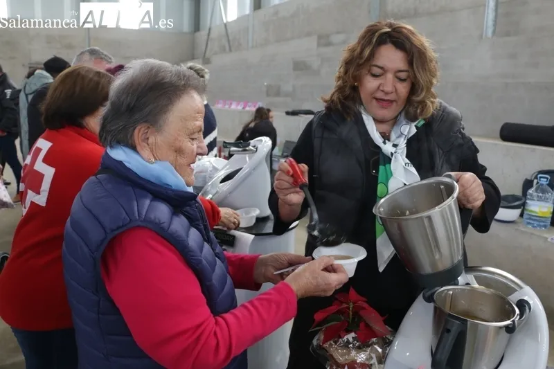 Exito del mercadillo solidario celebrado en Villar de Peralonso a beneficio de Cruz Roja / CORRAL 