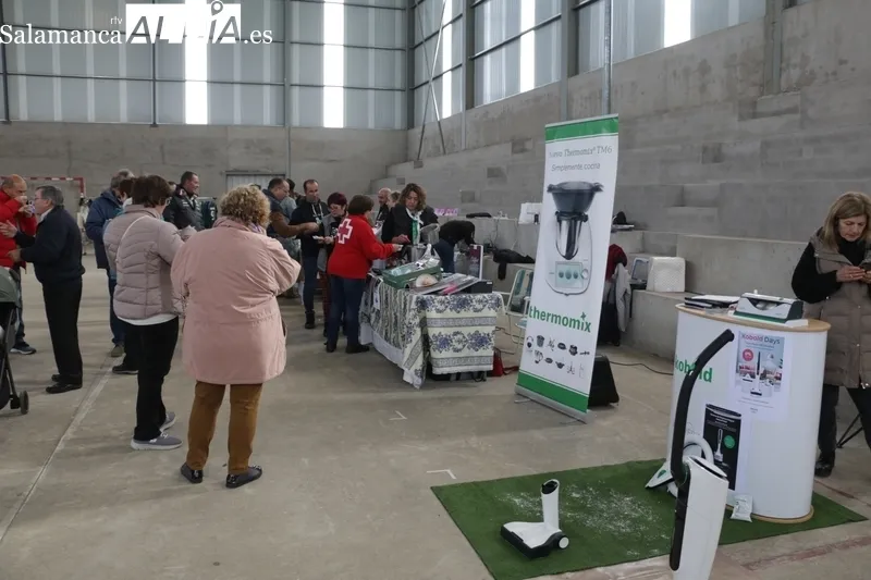 Exito del mercadillo solidario celebrado en Villar de Peralonso a beneficio de Cruz Roja / CORRAL 