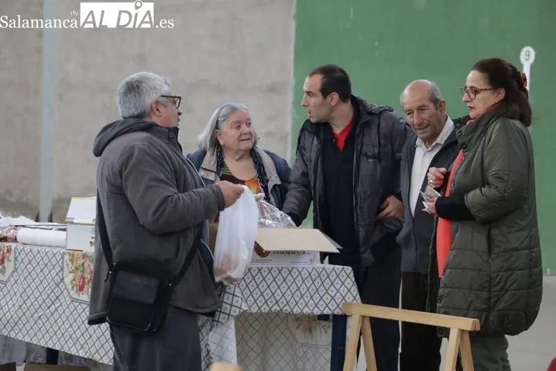 Exito del mercadillo solidario celebrado en Villar de Peralonso a beneficio de Cruz Roja / CORRAL 