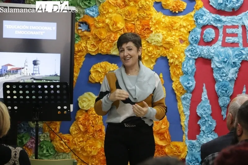 InteresaNte conferencia sobre educación emocional de la pedagoga Mar Romera en el IES Ramos del Manzano / CORRAL