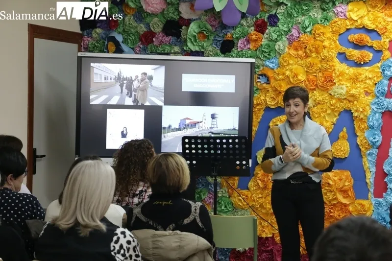 InteresaNte conferencia sobre educación emocional de la pedagoga Mar Romera en el IES Ramos del Manzano / CORRAL