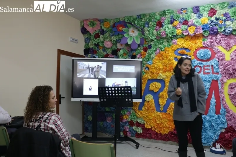 InteresaNte conferencia sobre educación emocional de la pedagoga Mar Romera en el IES Ramos del Manzano / CORRAL