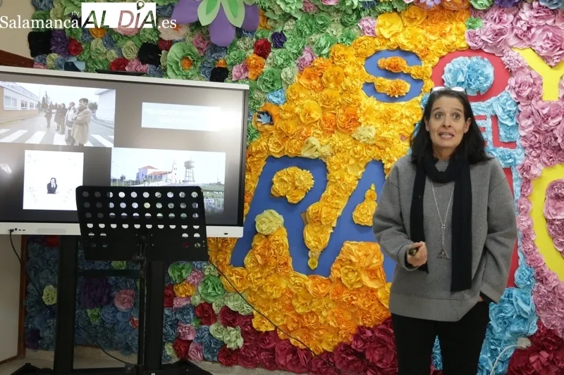 Mar Romera durante su intervención en el IES Ramos del Manzano de Vitigudino / CORRAL