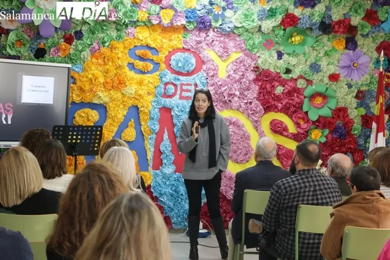 InteresaNte conferencia sobre educación emocional de la pedagoga Mar Romera en el IES Ramos del Manzano / CORRAL