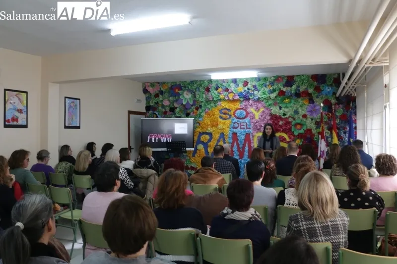 InteresaNte conferencia sobre educación emocional de la pedagoga Mar Romera en el IES Ramos del Manzano / CORRAL