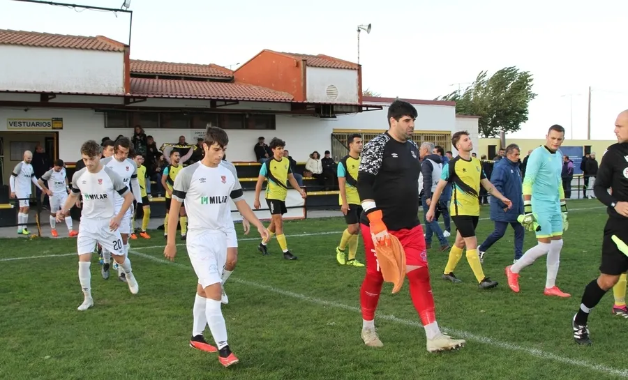 Foto 2 - El Ciudad Rodrigo asalta la cancha del 3&ordm; para firmar su mejor inicio en Regional de Aficionados