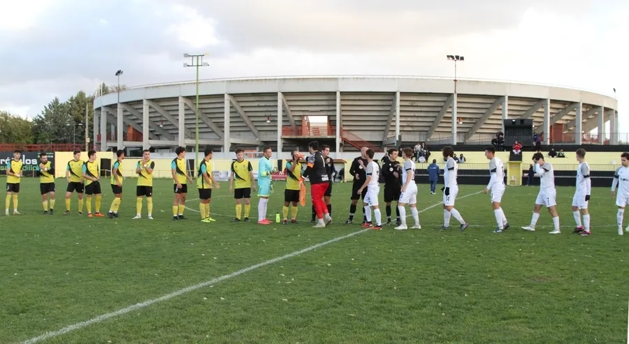 Foto 4 - El Ciudad Rodrigo asalta la cancha del 3&ordm; para firmar su mejor inicio en Regional de Aficionados