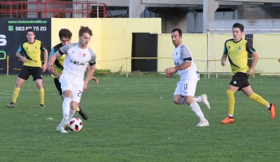 Foto 6 - El Ciudad Rodrigo asalta la cancha del 3&ordm; para firmar su mejor inicio en Regional de Aficionados