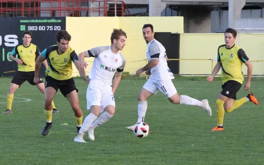 Foto 7 - El Ciudad Rodrigo asalta la cancha del 3&ordm; para firmar su mejor inicio en Regional de Aficionados